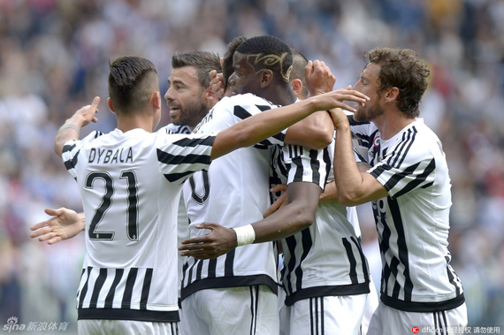 随迈阿密国际夺冠，德保罗赛后剪下主场球网留念