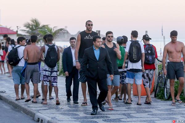 球星抢断后三步上篮太快了