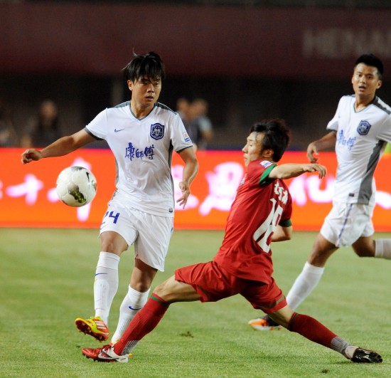 互致问候，U17世界杯期间日本队与墨西哥队在酒店相互列队致意