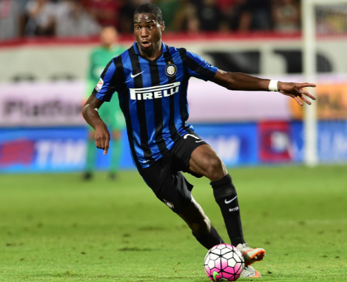 阿根廷队2026年世界杯球衣：经典蓝白条纹+黑色三道杠配饰