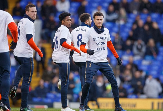 小伙高尔夫模拟器前打高尔夫，结果一杆打到消防喷淋头